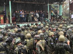 Ataviado con gorra militar y gafas de sol, Duterte (c) recibió la ovación de las tropas tras declarar la liberación de Marawi. AP/B. Marquez