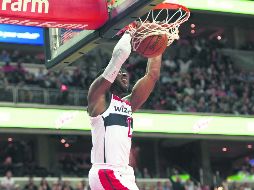 John Wall encesta en el duelo de anoche contra los 76ers de Filadelfia. Washington se impuso de local. AP