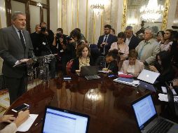 El ministro portavoz, Íñigo Méndez de Vigo, lee, en el Congreso de los Diputados, el comunicado emitido por el Gobierno tras recibir la carta del presidente catalán, Carles Puigdemont. EFE/J. Lizón