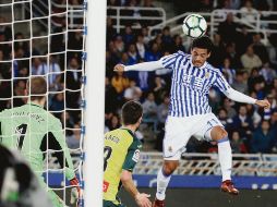 Acción. El delantero mexicano de la Real Sociedad, Carlos Vela (derecha), cabecea el balón para tratar de anotar ante el Espanyol, pero no lo logra. EFE