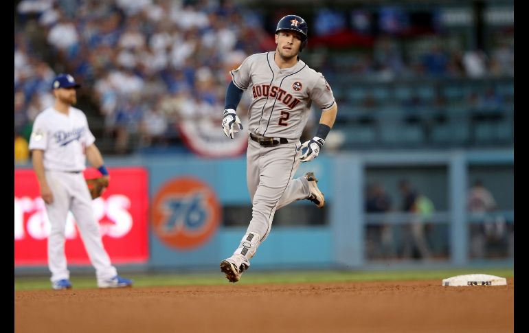 Durante la cuarta entrada, Alex Bergman igualó el marcador con un home run para los Astros. AFP / S. Haffey