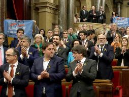 Este viernes los diputados catalanes aprobaron la declaración de independencia por 70 votos a favor y 10 en contra; Rajoy disuelve al gobierno catalán. EFE / A. Estévez