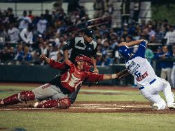 No llegó. Chris Colabello es puesto out en una noche de emociones para la afición que se dio cita en el parque de pelota. EL INFORMADOR/F. Atilano