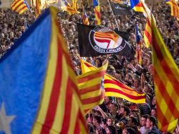 Miles de personas celebraron hoy en Barcelona la declaración de independencia de Cataluña, con una simbólica concentración en la Plaza de Sant Jaume. NTX/A. Salamé