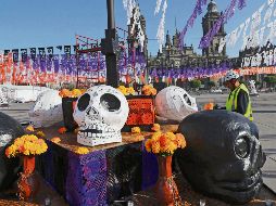 Artistas del Faro de Oriente elaboraron ofrendas de Día de Muertos en honor a las víctimas de los sismos, en la Plaza de la Constitución de la Ciudad de México. SUN