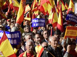 Llaman a mantener la movilización contra el independentismo y demandan firmeza al presidente del gobierno español Mariano Rajoy. AFP / J. Soriano