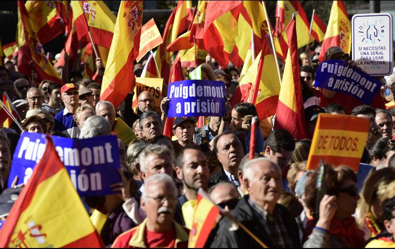 Llaman a mantener la movilización contra el independentismo y demandan firmeza al presidente del gobierno español Mariano Rajoy. AFP / J. Soriano