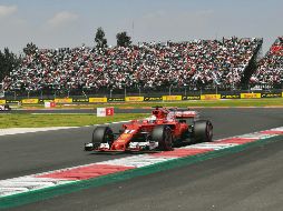 El alemán de la escudería Ferrari, Sebastian Vettel, saldrá hoy en la primera posición en el Gran Premio de México en busca de prolongar la lucha por el campeonato de pilotos. AFP