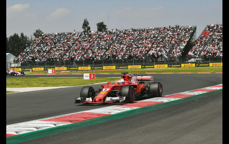 El alemán de la escudería Ferrari, Sebastian Vettel, saldrá hoy en la primera posición en el Gran Premio de México en busca de prolongar la lucha por el campeonato de pilotos. AFP