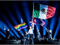 El cantante salió al escenario con una bandera mexicana, que agitó bajo los gritos de 