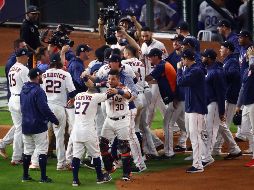 El equipo celebra su victoria ante un enloquecido y festivo Minute Maid Park. AFP/E. Shaw