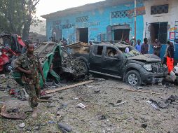 Dos coches bomba explotaron cerca de un hotel de Mogadiscio; posteriormente, un comando de Al Shabab atacó el lugar. AP/ARCHIVO