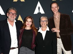 El fotógrafo Guillermo Navarro, la actriz Ivana Baquero, la productora Bertha Navarro y el actor Doug Jones posan para los medios. AFP/T. Boddi