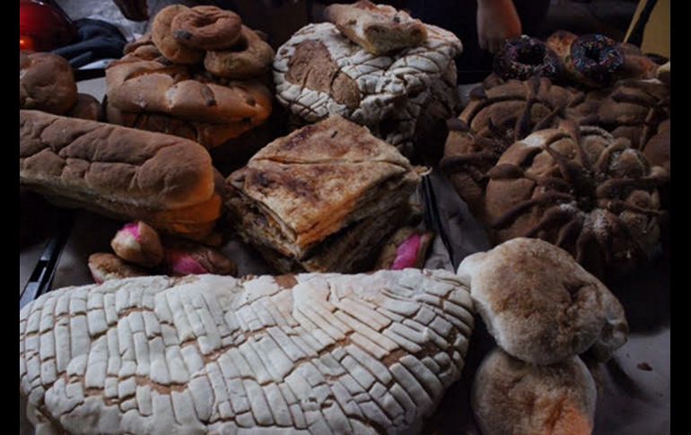 La creatividad de cada empresa es determinante al momento de comprar el producto, pues crean distintas recetas que le dan variedad al típico pan de muerto. NTX/A. Espinoza