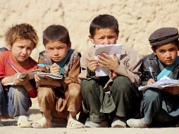 Un grupo de niños afganos hace deberes en el patio de su escuela en Badakhshan. EFE/S. Shayaq