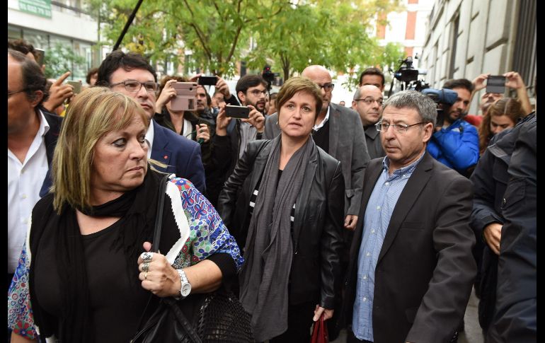 Los miembros de la Mesa del Parlament de Cataluña Ramoma Barrufet (i); y Anna Simó (c), entre otros, a su llegada a la sede del Tribunal Supremo. EFE