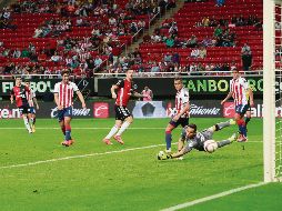 Abre cerrojo. Con un remate débil, el argentino Milton Caraglio le puso números al marcador, venciendo a un Rodolfo Cota que quizá vivió su último juego como rojiblanco en el Estadio Chivas. EL INFORMADOR/M. Vargas