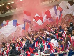 Aficionados festejaron con pirotecnia cuando el Rebaño metió un gol contra el Atlas.