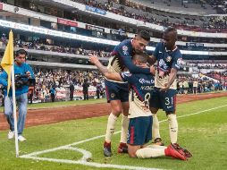 Edson Álvarez (izquierda) y Darwin Quintero (#31) felicitan a Mateus Uribe tras anotar contra el Puebla. Al final, los poblanos reaccionaron y le arrebataron un punto a las Águilas. MEXSPORT