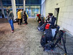 Periodistas y reporteros gráficos permanecen a la entrada de la oficina de la Fiscalía federal belga en el palacio de Justicia de Bruselas. EFE/O. Hoslet