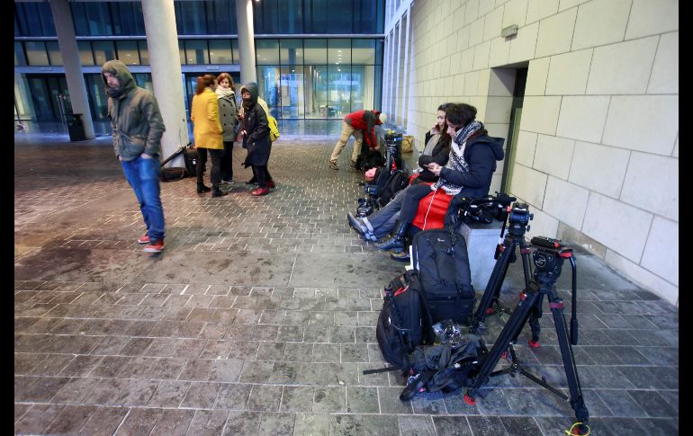 Periodistas y reporteros gráficos permanecen a la entrada de la oficina de la Fiscalía federal belga en el palacio de Justicia de Bruselas. EFE/O. Hoslet