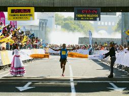 Sin rival. El etíope Musa Babo Ido se escapó en solitario hasta cruzar la línea de meta para llevarse el triunfo ayer. EL INFORMADOR/G. Gallo