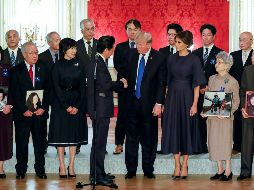 Donald Trump (c-d), saluda al primer ministro nipón, Shinzo Abe (c-i), junto a la primera dama de EU, Melania Trump (3d), y la mujer de Abe, Akie (3i), durante una reunión con familiares de secuestrados por Corea del Norte en Tokio. EFE/K. Mayama