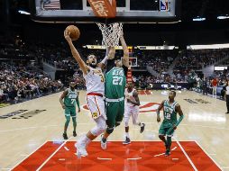 Daniel Theis (d) de Celtics, en acción ante el defensa de los Atlanta Hawks Marco Belinelli (i) durante la segunda mitad del juego. EFE/S. Lesser