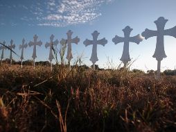 Pobladores instalaron 26 cruces en un campo en honor a las víctimas del ataque. AFP/S. Olson