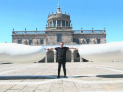 Artista. El creador posa con su obra con la cúpula Tolsá al fondo. EL INFORMADOR/E. Barrera