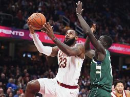 LeBron James. El número 23 de los Cavaliers trata de encestar ante la marca de Thon Maker, de los Bucks. AFP