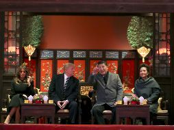 Xi y Peng, una famosa soprano en su país, vestidos con abrigos grises, mostraron a los Trump, ambos de negro riguroso, las distintas estancias imperiales. AP/A. Harnik