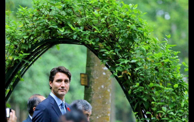 El primer ministro Justin Trudeau visita el palafito del fallecido presidente Ho Chi Minh en Hanoi. Trudeau realiza una visita oficial a Vietnam. AP/M. Hoang