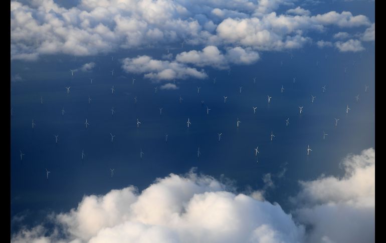 Una granja de energía eólica en la bahía de Liverpool, se observa desde la ventana de un avión que vuela cerca de la costa oeste de Inglaterra. AFP/P. Ellis