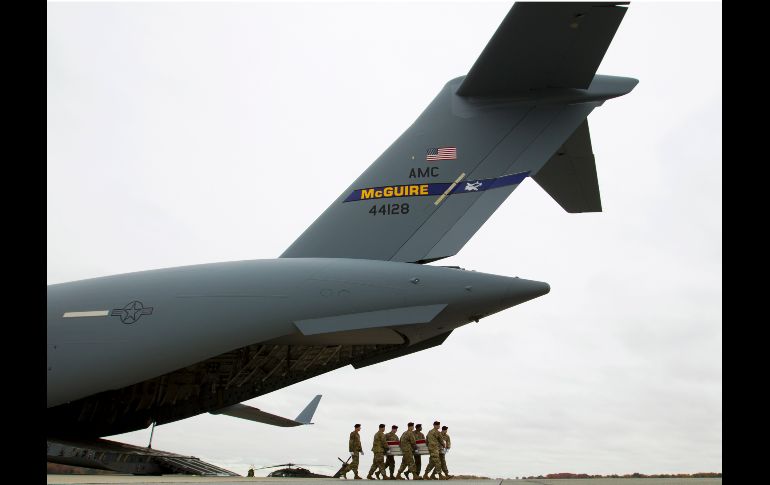 Militares cargan el ataúd con los restos del sargento estadounidense Stephen B. Cribben, fallecido en un operativo en Afganistpan, a su llegada la base aérea de Dover, en el estado de Delaware. AP/J. Magana