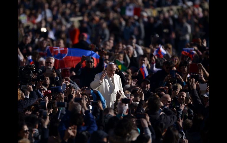 El Papa Francisco saluda durante su audiencia de los miércoles en la plaza de San Pedro, en el Vaticano. AFP/F. Monteforte