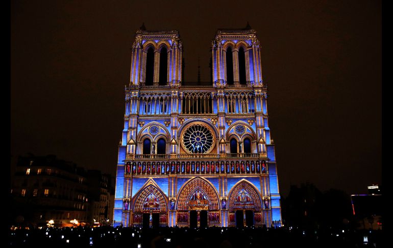 La catedral de Notre Dame se ilumina en París, durante un espectáculo de luces para celebrar el centenario de la Primera Guerra Mundial. AP/C. Ena