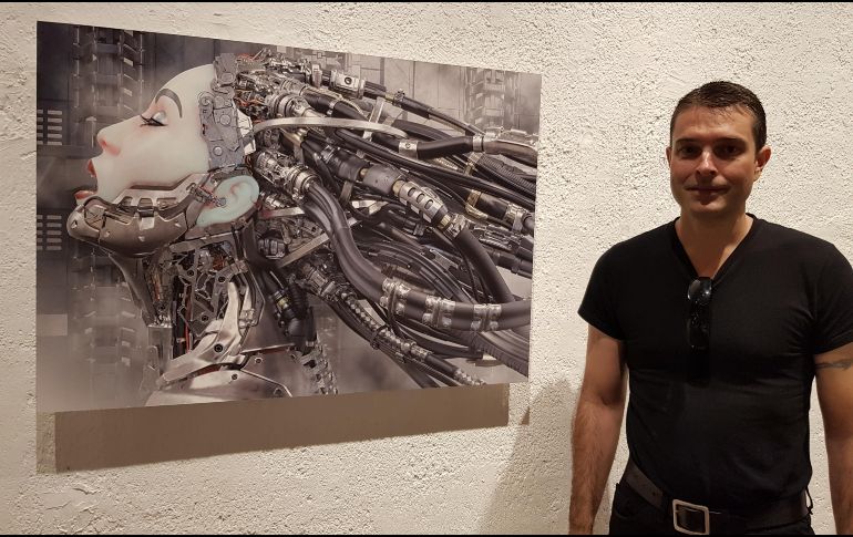Gavin Youl. El artista posa junto a su obra durante la entrevista con esta casa editorial. EL INFORMADOR/J. Pérez