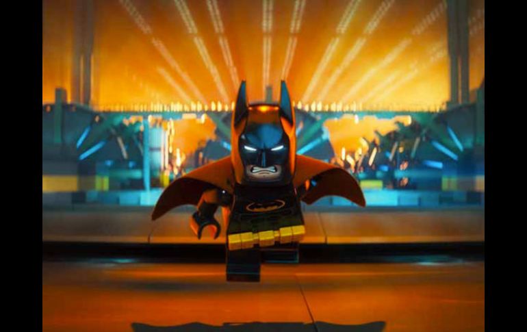 Batman construye su nueva, irreverente y colorida aventura que merece ser un hit taquillero. ESPECIAL / WARNER BROS. PICTURES