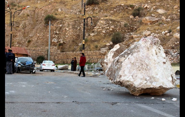 Un hombre pasa junto a una roca caída en Solimania, Iraq.