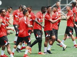 Los jugadores peruanos hicieron un entrenamiento entre bromas ayer en Lima. Hoy cerrarán los trabajos para encarar el duelo definitivo contra  Nueva Zelanda, que da el último boleto a Rusia. EFE
