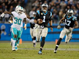 Cam Newton (#1) lanzó cuatro pases de anotación para guiar a Carolina al triunfo. AP/M. McCarn