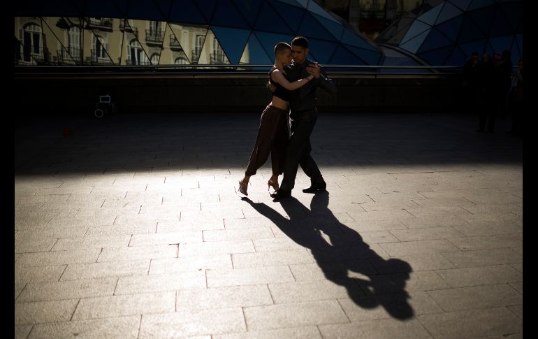 Una pareja argentina baila tango por dinero en la plaza del Sol de Madrid, España. AP/F. Seco