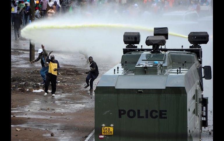 Opositores al gobierno reciben un chorro de agua durante protestas por la elección presidencial en Nairobi, Kenia. AP/B. Inganga