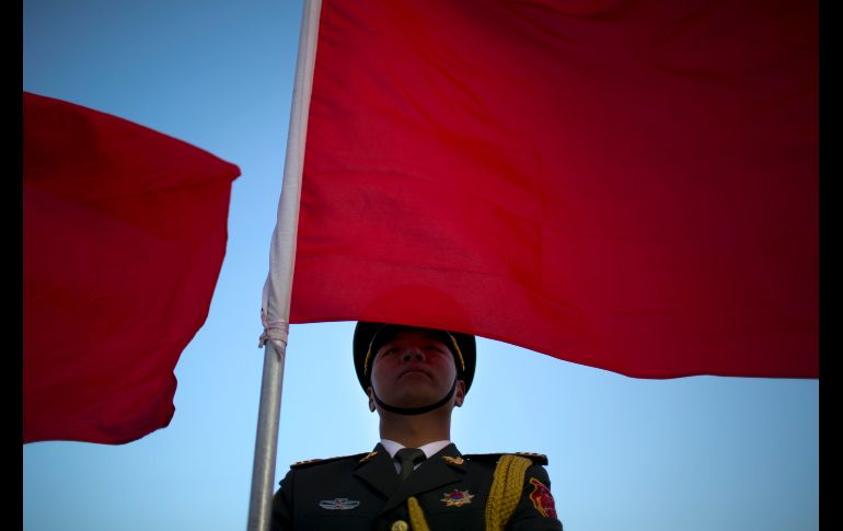 Un integrante de la Guardia de Honor china se prepara para una ceremonia de bienvenida al presidente de Panamá,  Juan Carlos Varela, en el Gran Salón del Pueblo de Pekín. AP/M.  Schiefelbein