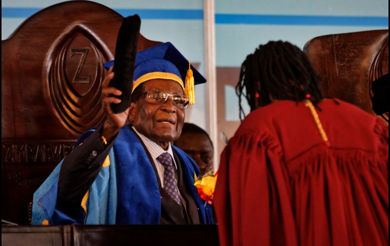El presidente de Zimbabue, Robert Mugabe, preside una ceremonia de graduación en Harare. Mugabe tuvo el viernes su primer acto público desde que el Ejército lo puso bajo arresto domiciliario esta semana. AP/B. Curtis