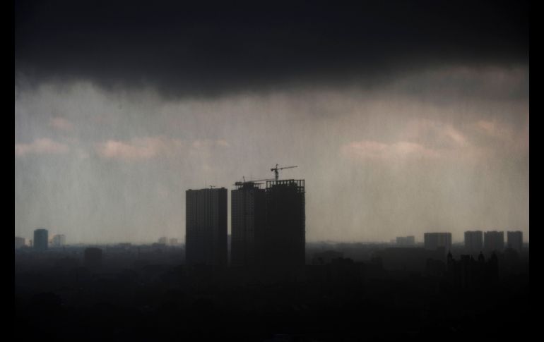 Nubes de tormenta se ven sobre Yakarta, Indonesia. AFP/B. Ismoyo