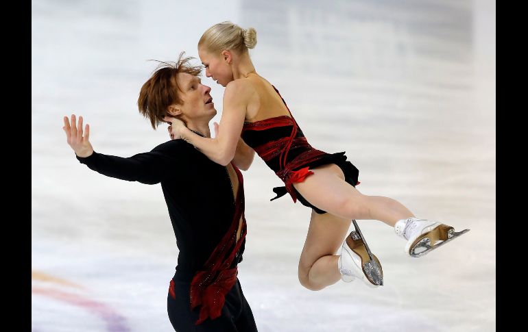 Los rusos Evegenia Tarasova y Vladimir Morozov presentan su programa corto en el Grand Prix de Francia de patinaje artístico, en Grenoble. AP/M. Euler