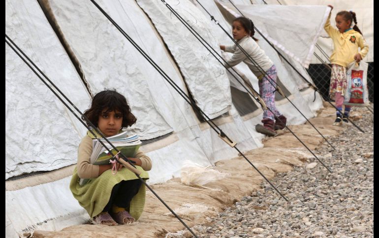 Niños iraquíes que fueron desplazados de la ciudad de Mosul, permanecen en una escuela del Unicef en el campo de refugiados Hasan Sham en el norte de Iraq. AFP / S. Hamed