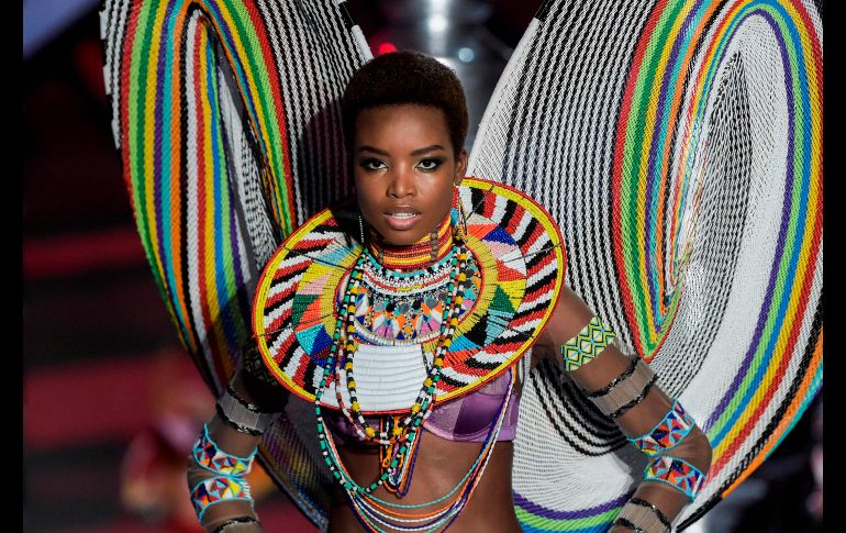 La angoleña Maria Borges vistió uno de los conjuntos con colores más brillantes. AFP / F. Dufour